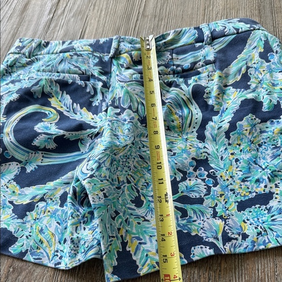 🌴 Lilly Pulitzer Patterned Women's Shorts Stretchy 12 Comfortable and Classic! - Picture 8 of 9